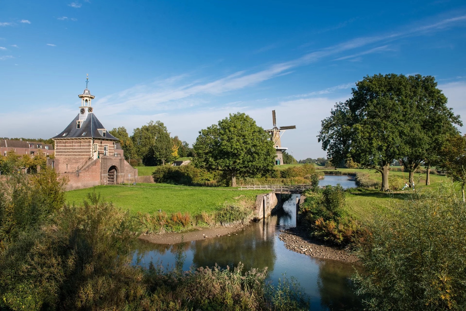 Dalempoort en molen De Hoop aan de vestingwal