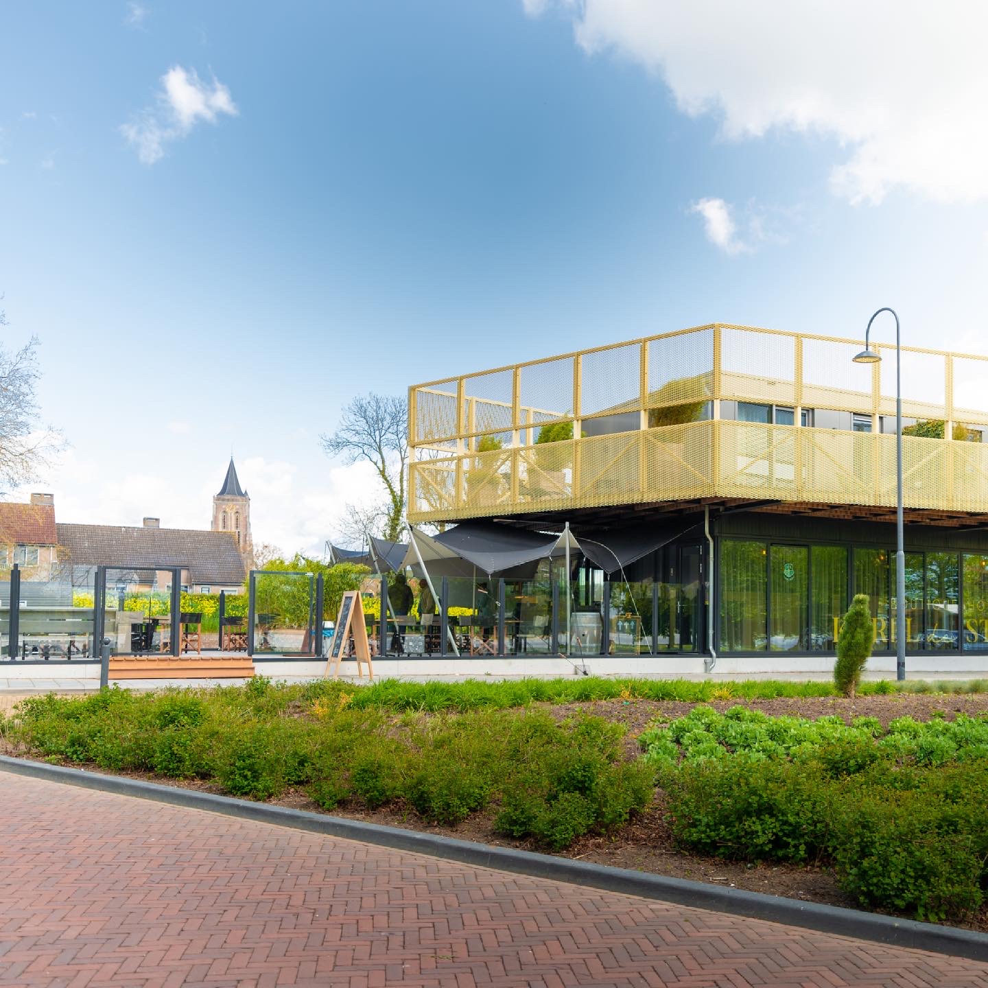 Hotel Karel met de toren van Gorinchem op de achtergrond
