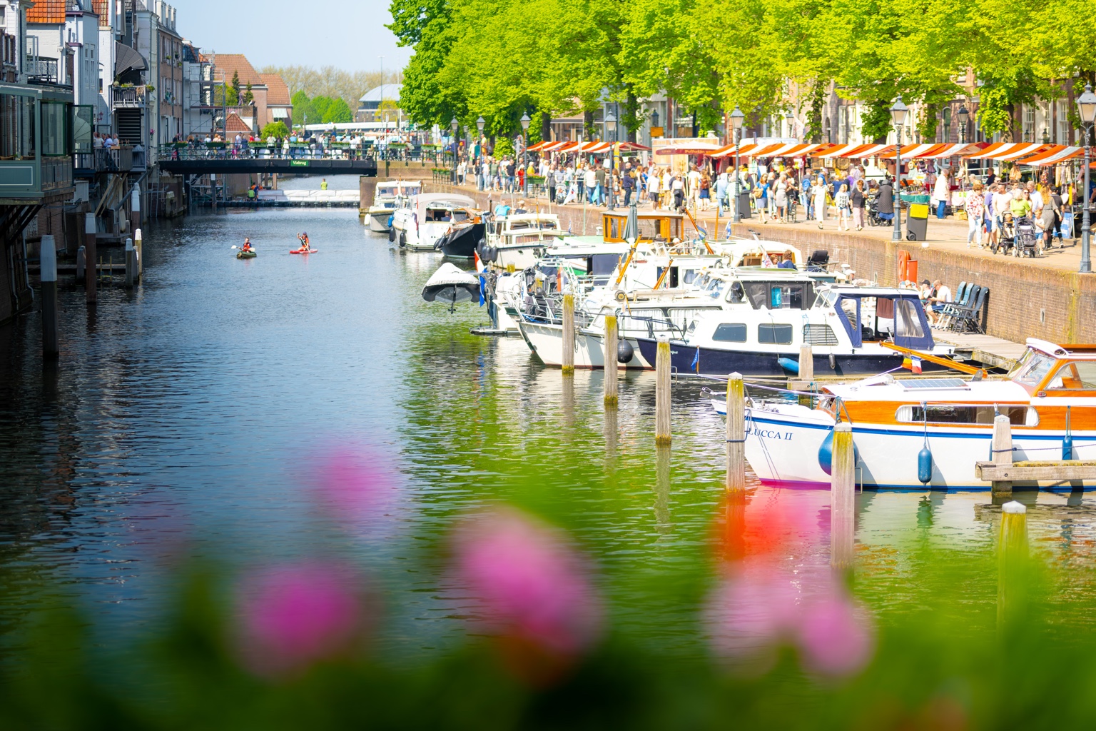 Terrasjes aan het water in de Lingehaven