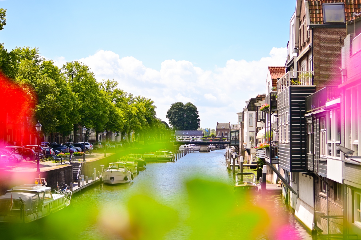 De Lingehaven met boten en terrasjes