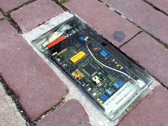 Een ingelegde Memory Brick in de straat