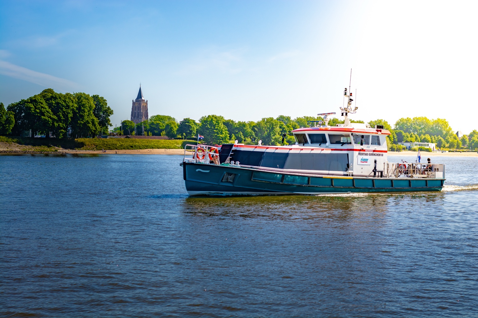 De veerpont van Riveer op de rivier