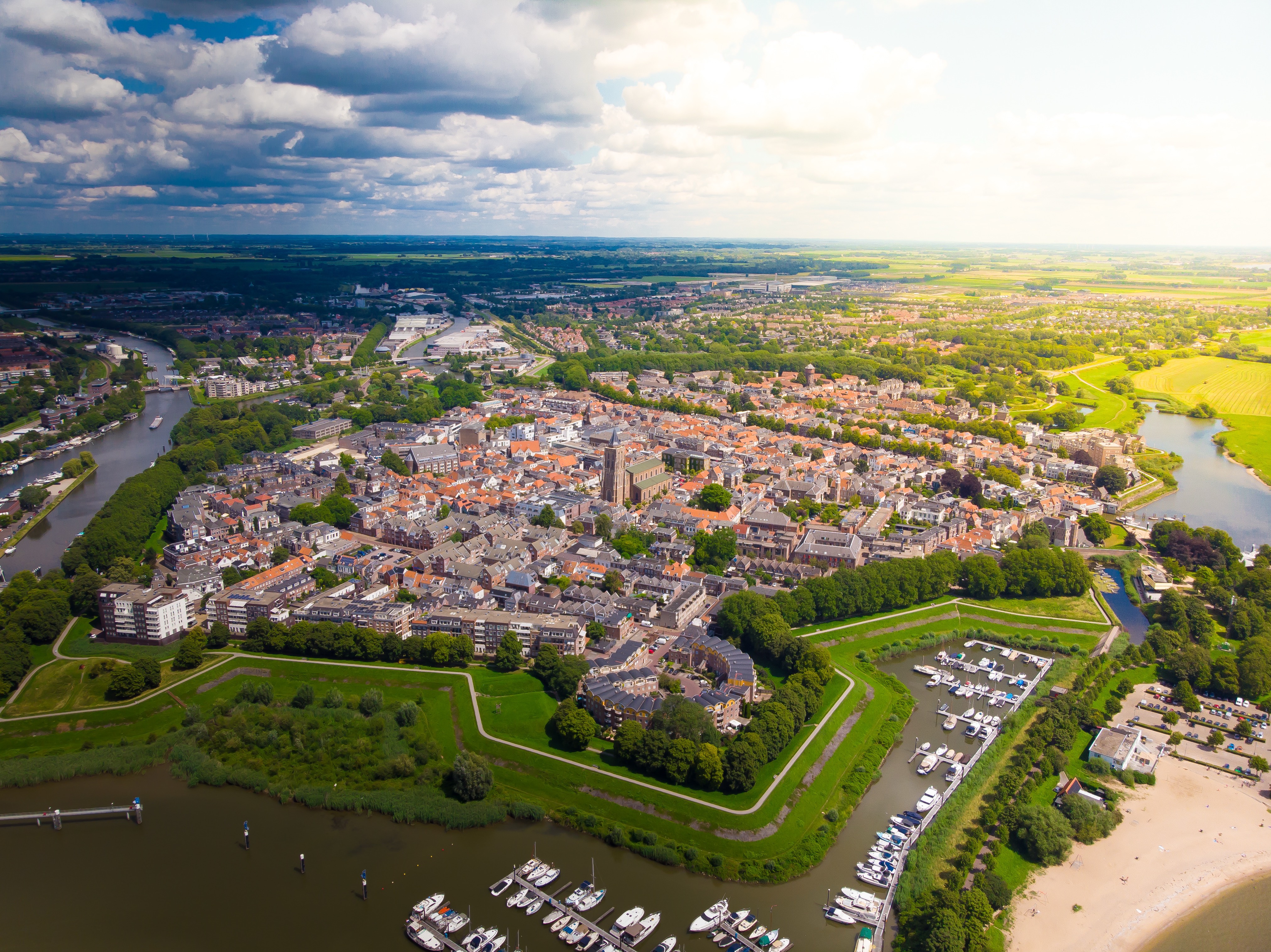 Zicht op de vestingwallen van Gorinchem