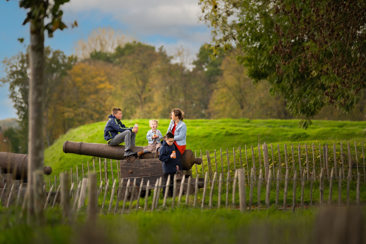 Wandelaars op de vestingwal