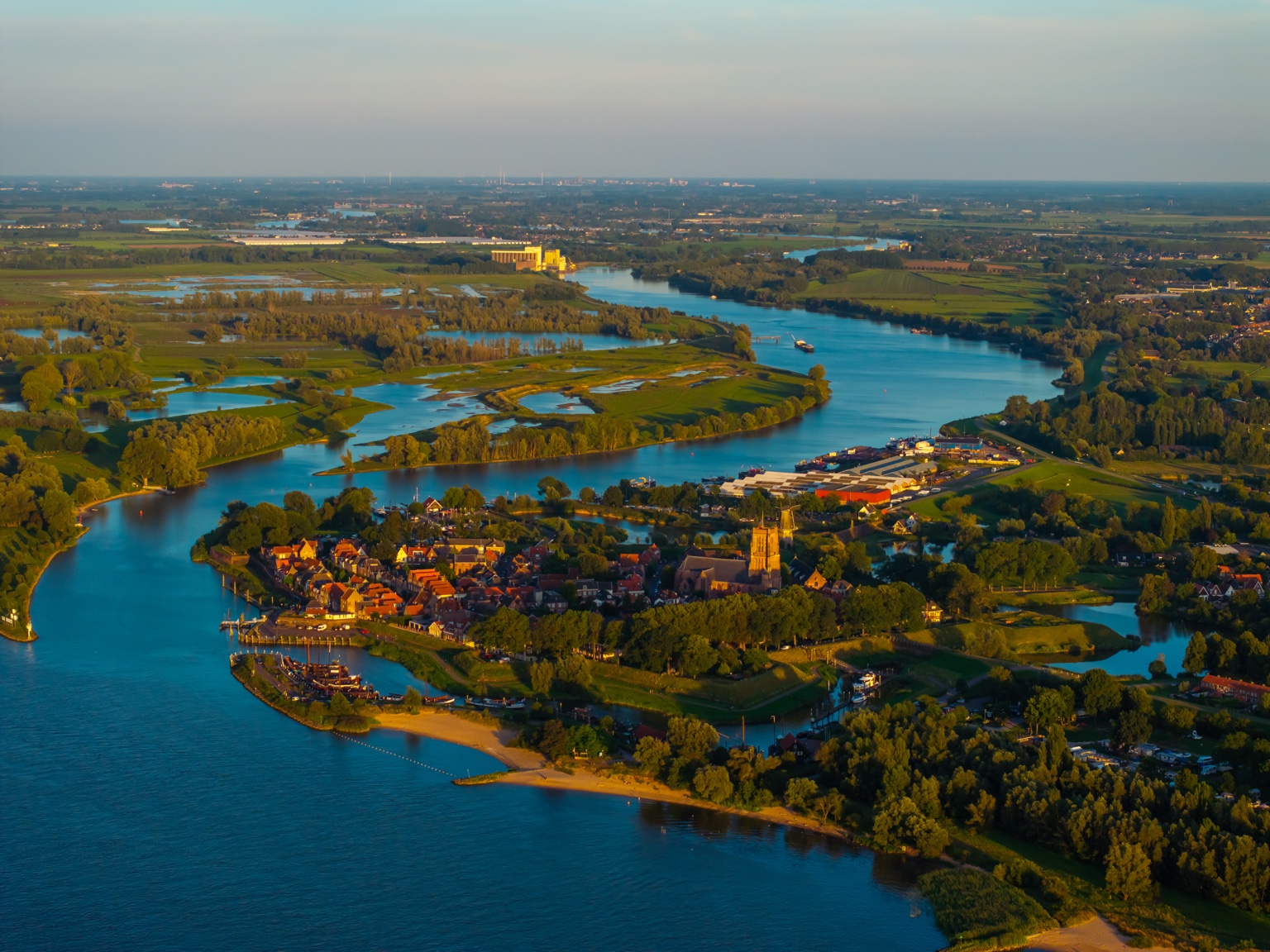 Zomerzicht op het vestingstadje Woudrichem