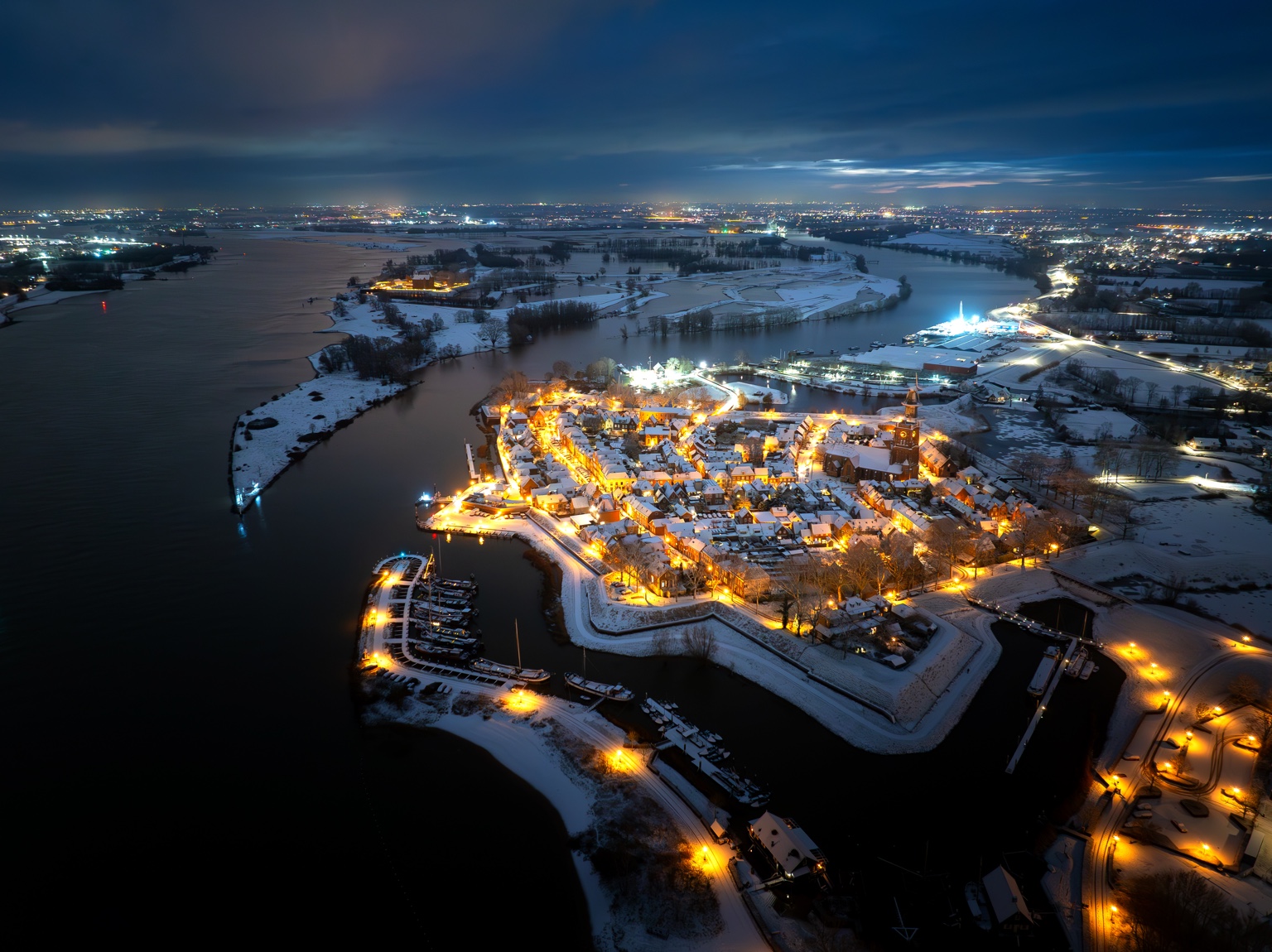 Woudrichem in de winter bij nacht